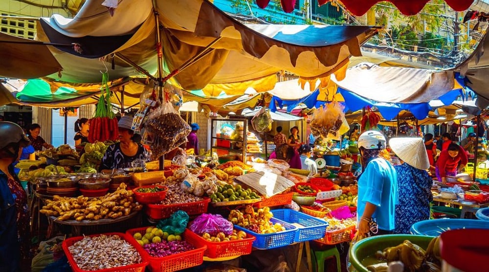 inside thai binh market